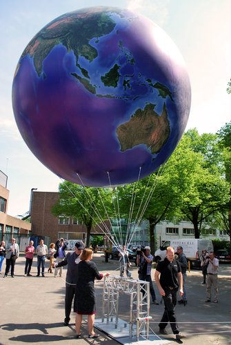 Wir erinnern uns gern: Uni Hamburg bei der Grundsteinlegung mit einem Riesenballon als Erde!