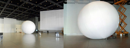 Für die Ausstellung "More Sky" von Otto Piene in der Neuen Nationalgalerie Berlin haben wir 2014 einen B1- zertifizierten Riesenballon mit 5m Durchmesser produziert! Von den Projektionen auf diesem Objekt findet man zahreiche tolle Fotos im Netz.\\n\\n28.10.2015 09:42